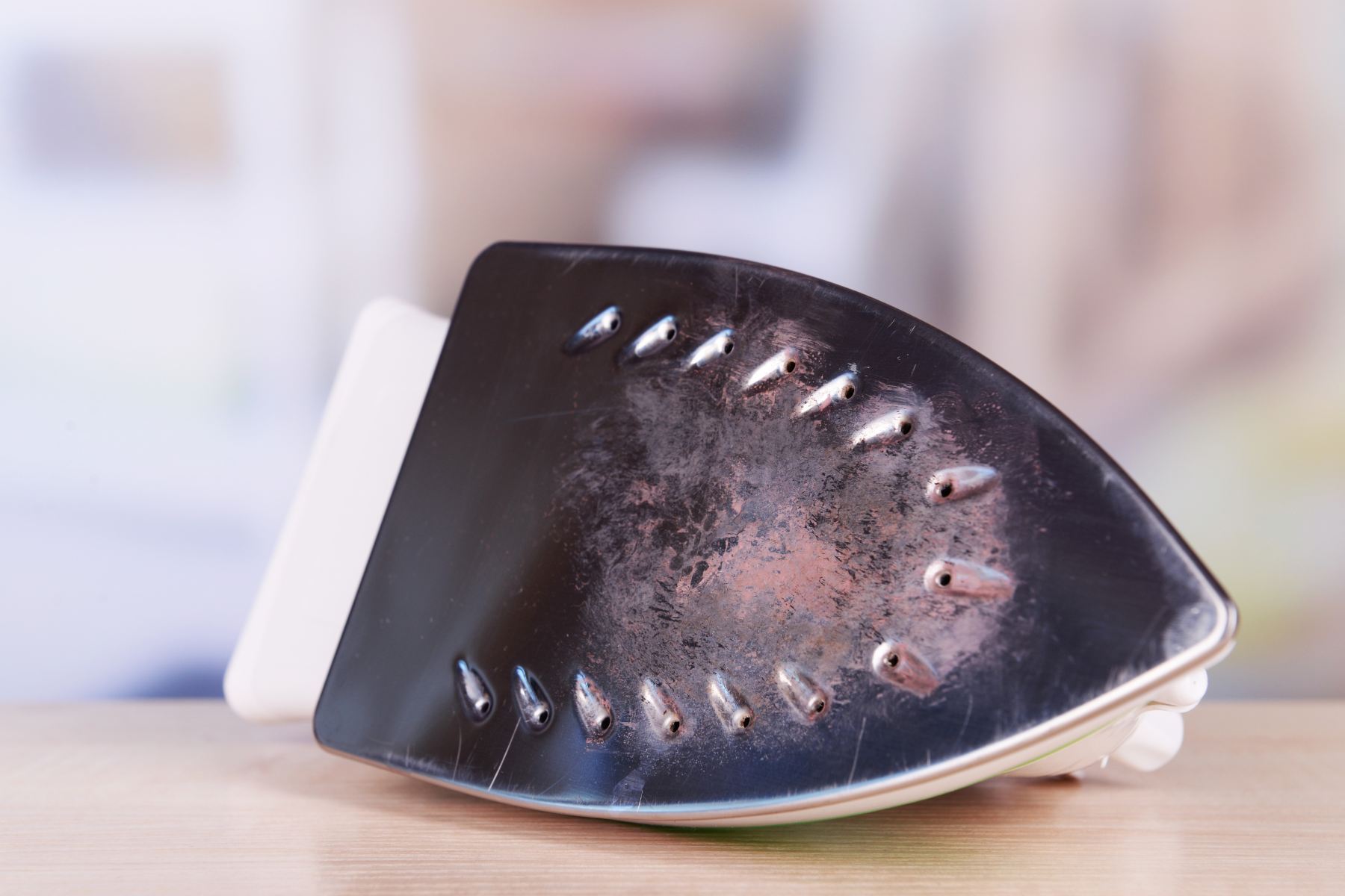 jak wyczyścić przypalone żelasko