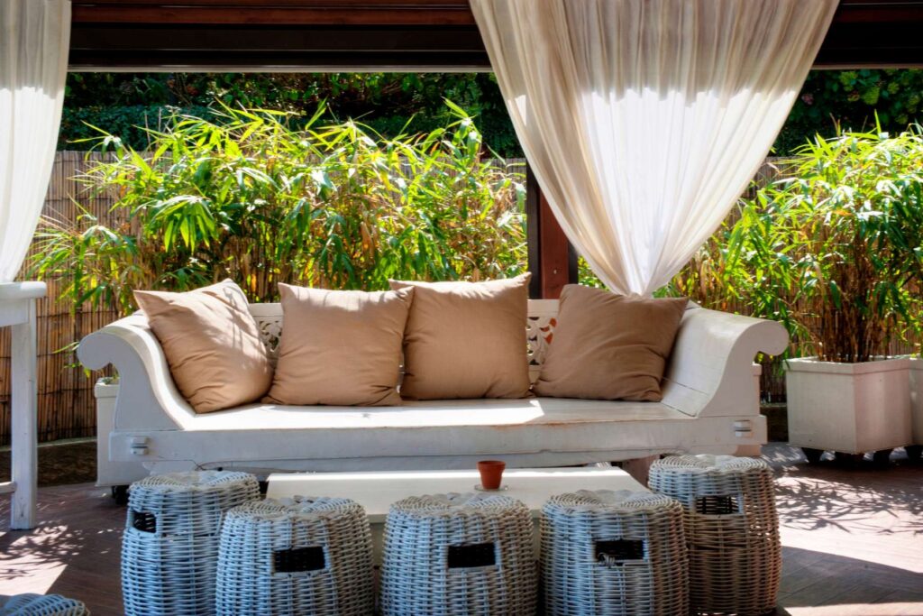 Najlepsze komplety wypoczynkowe do ogrodu